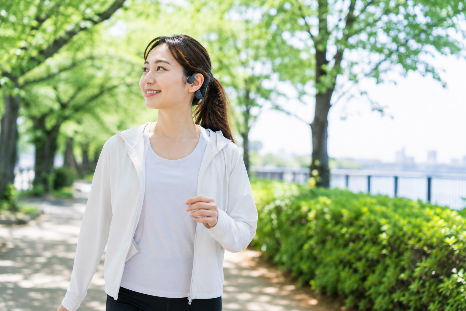 ウォーキングをする女性